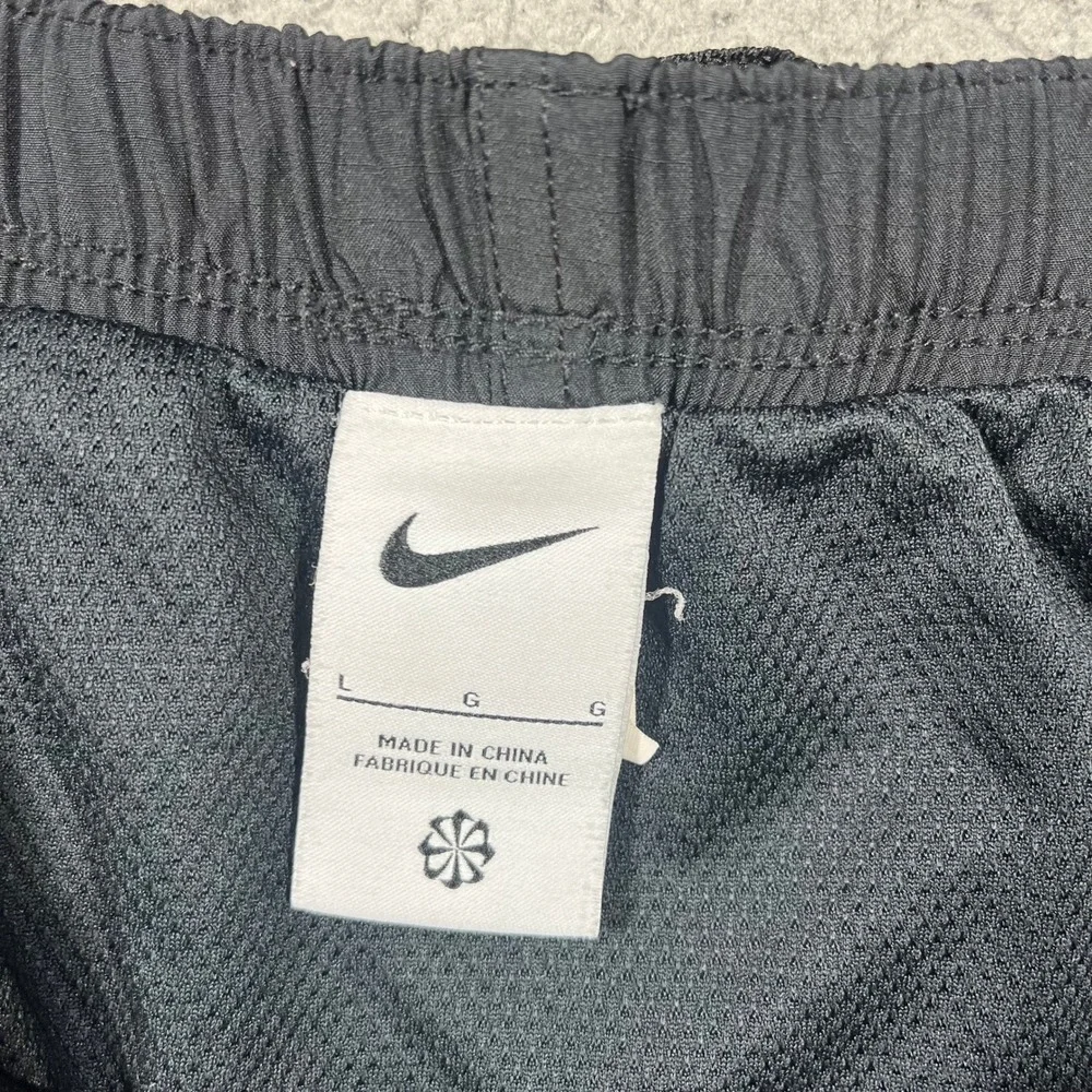 Nike Mens Cargo Swim Trunks Black Mesh Lined Belted Shorts NESSB521 Size L